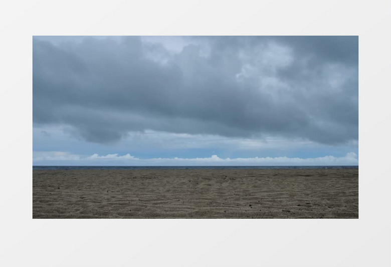 空荡荡的沙滩上云层快速移动天空实拍视频