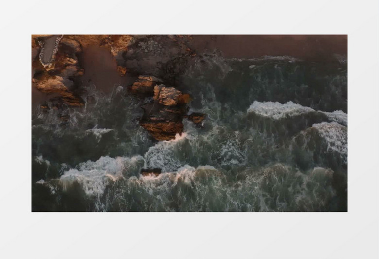 沙滩海浪巨石撞击实拍视频