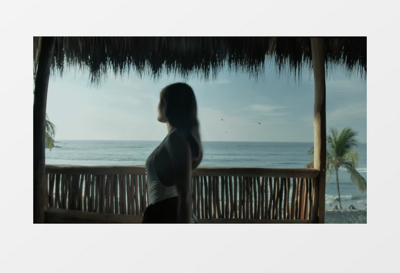 美女在海边木屋中走动景观实拍视频
