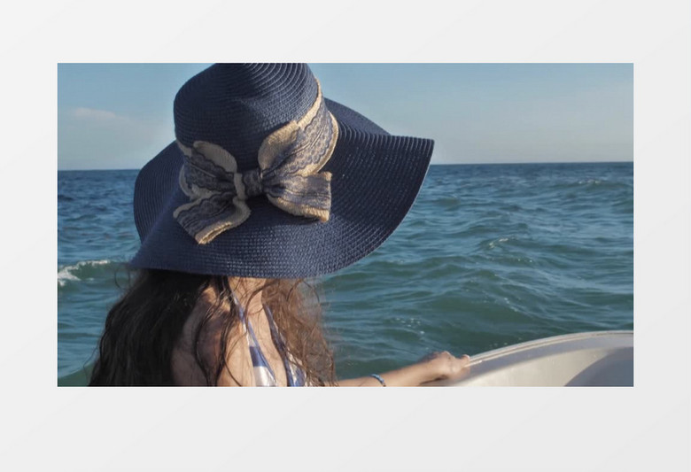 海浪晴朗日子美丽女子旅行实拍视频