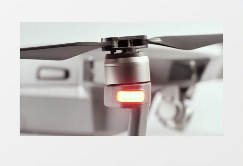 高清拍摄一个白色无人机的螺旋桨下面正在亮着红灯实拍视频素材