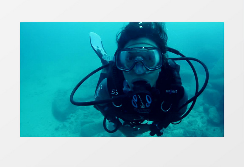 蓝色海底女生潜水实拍视频