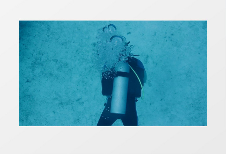 蓝色潜水员潜水实拍视频
