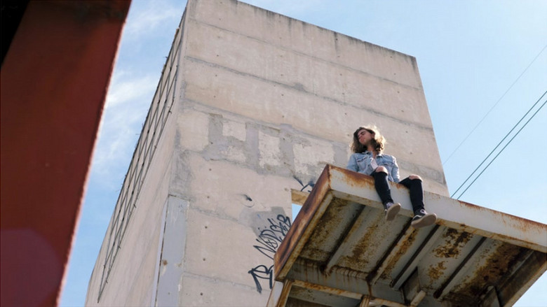 坐在屋顶的男人实拍视频素材