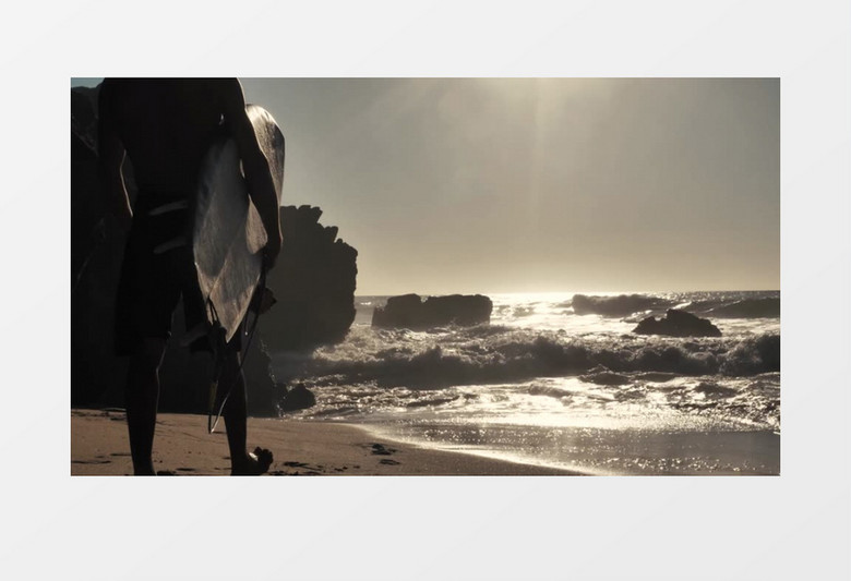 男人拿着冲浪板走向大海日落时分实拍视频