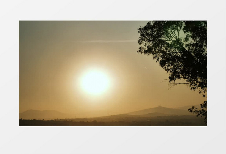 天空中的太阳缓缓落日地平线实拍视频