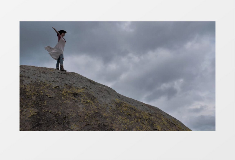 戴帽子的女生在山顶出风实拍视频