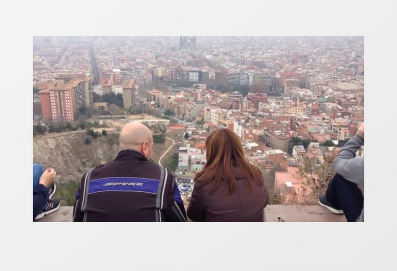 多对情侣坐在高出俯瞰城市实拍视频素材
