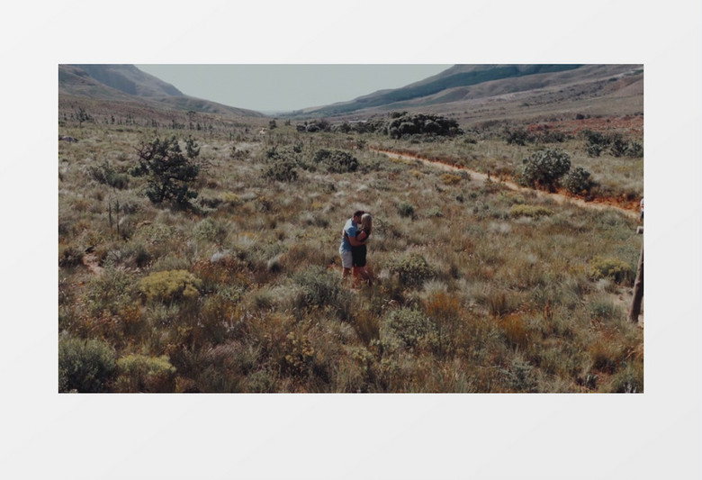 一对情侣在郊外拥吻实拍视频素材