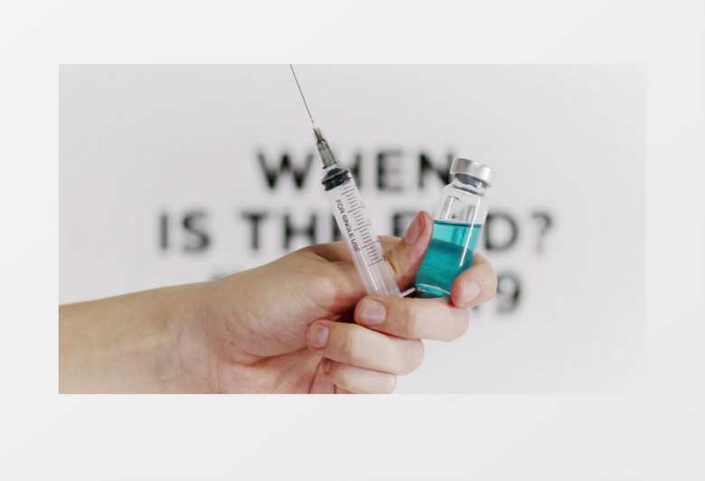 特写医护人员拿着疫苗跟注射器实拍视频素材