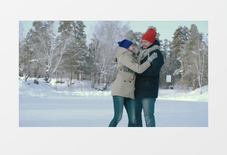 实拍一对情侣在雪地拥抱实拍视频素材
