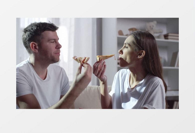一对情侣在家里吃披萨实拍视频素材