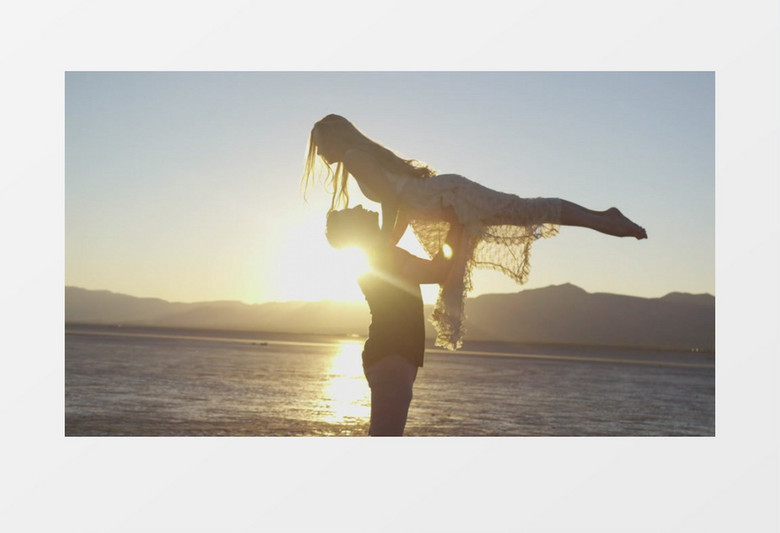 情侣二人在海边拥抱举高高实拍视频素材