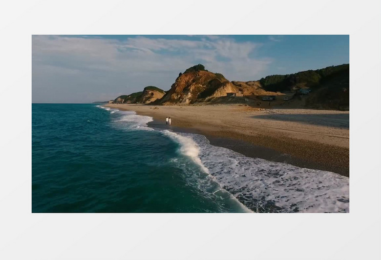 航拍站在海边甜蜜散步的恋人实拍视频素材