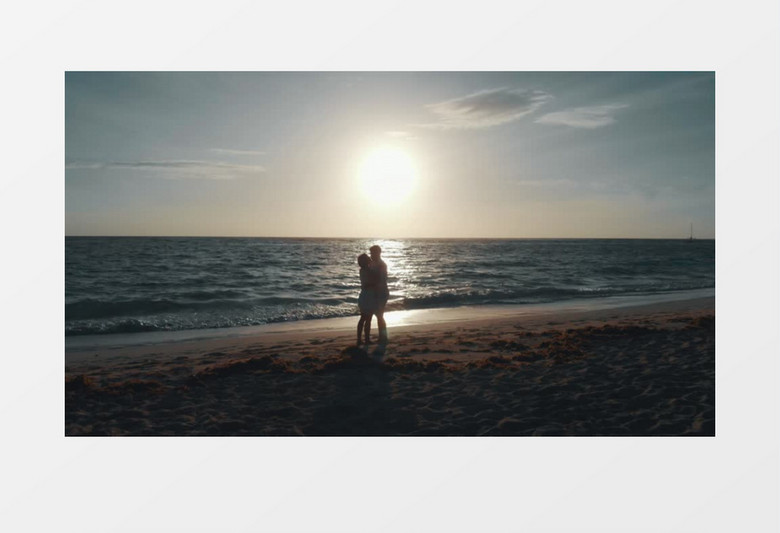航拍在海边拥抱的情侣剪影实拍视频素材