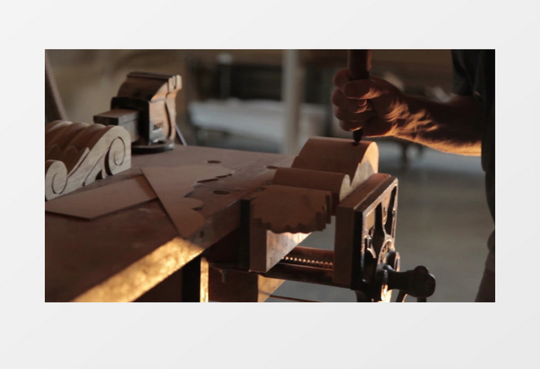 在做木工雕刻工作地人实拍视频素材
