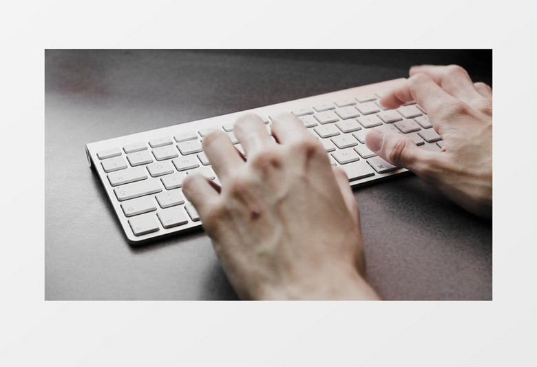 在键盘上打字工作的人实拍视频素材