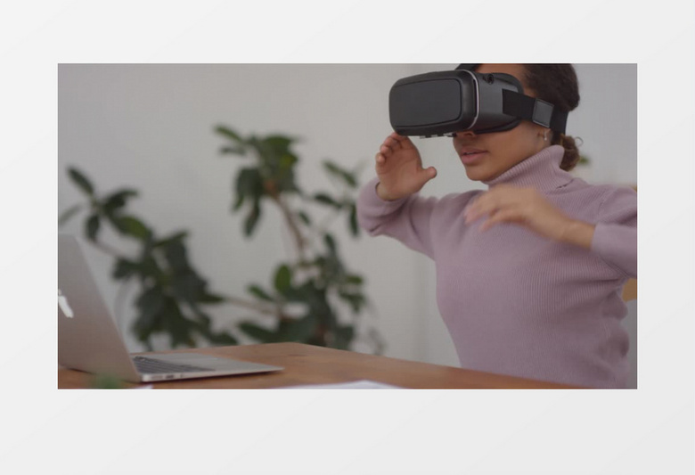 在办公戴VR眼镜睡觉的女人实拍视频素材