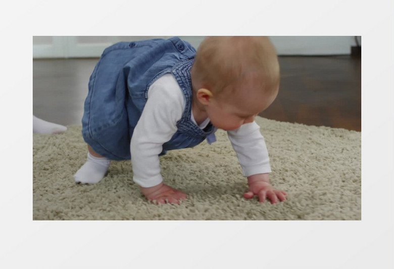 小宝宝在地毯上学习爬行实拍视频素材