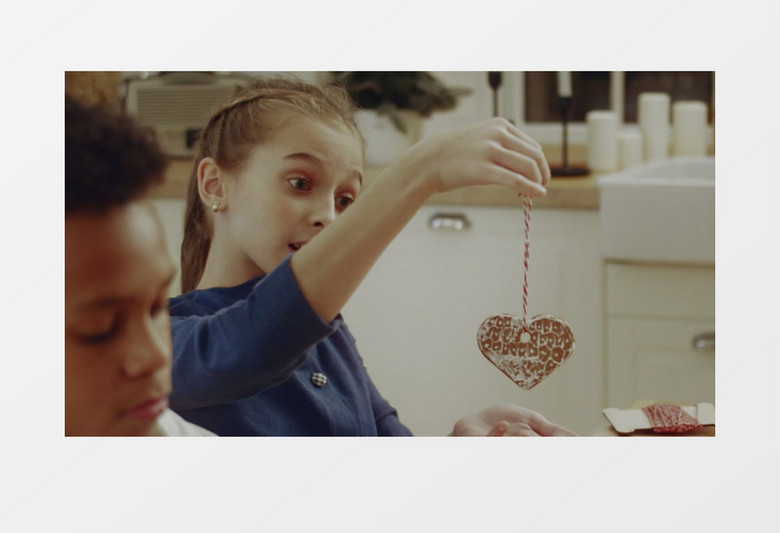 在做爱心姜糖饼的可爱女孩实拍视频素材