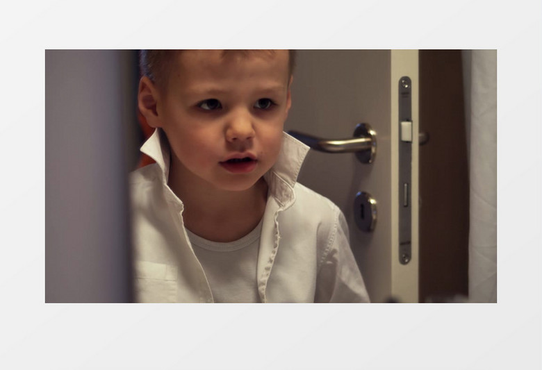 在对着镜子整理衣服的男孩实拍视频素材