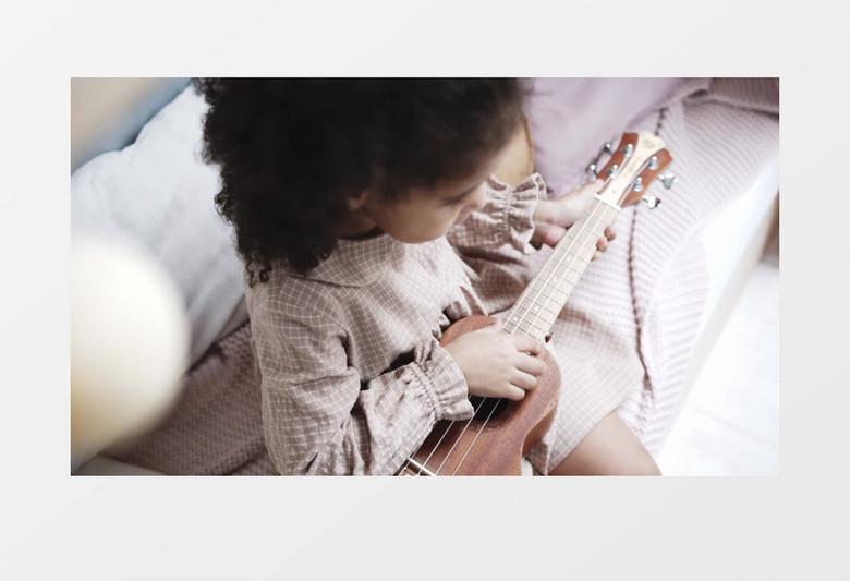 小女孩在弹奏乐器实拍视频素材