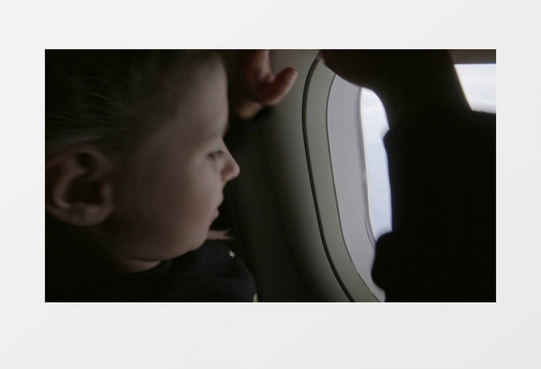 小女孩在飞机上俯瞰地面实拍视频素材