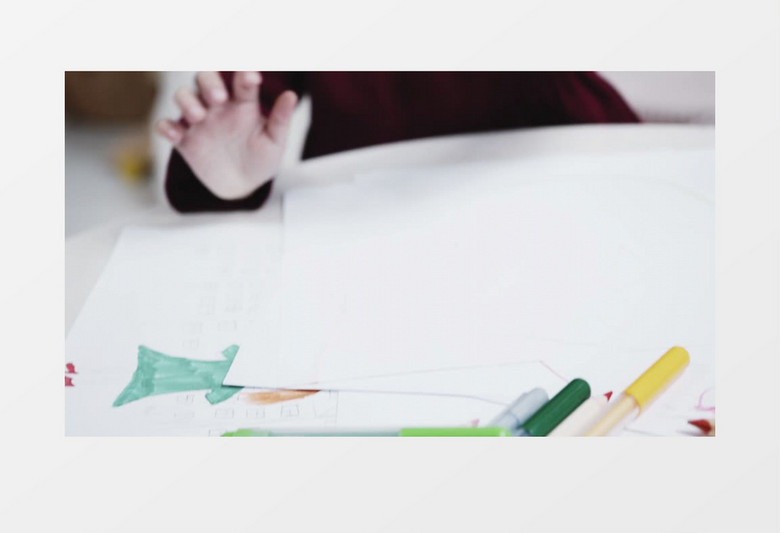 小女孩在拿着彩笔画画实拍视频素材