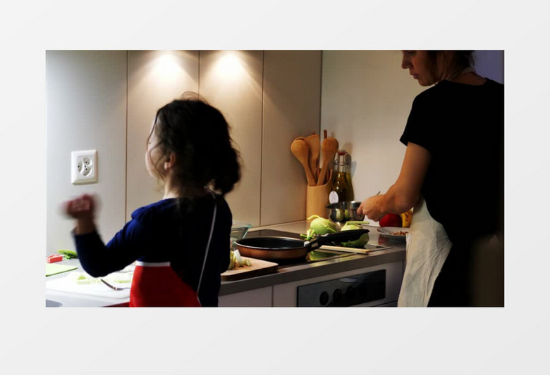 小女孩在厨房喝水实拍视频素材