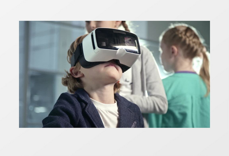 小男孩摘掉VR眼镜实拍视频素材