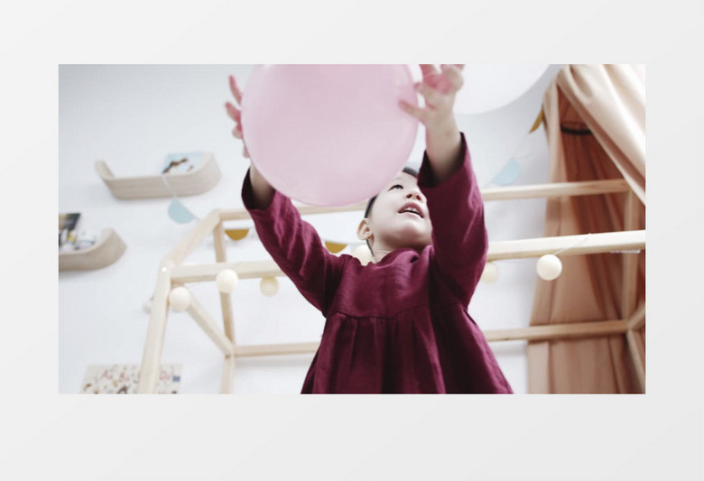 小女孩抱着气球开心的转圈实拍视频素材