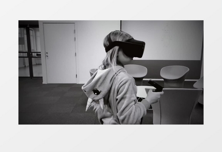 小女孩戴着VR眼镜在玩游戏实拍视频素材