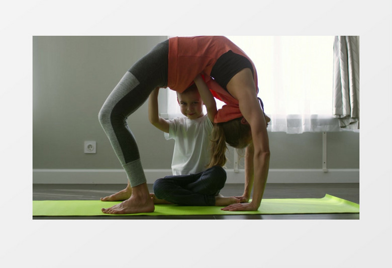 小男孩在陪妈妈做瑜伽实拍视频素材