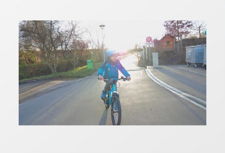 骑自行车的小男孩实拍视频素材