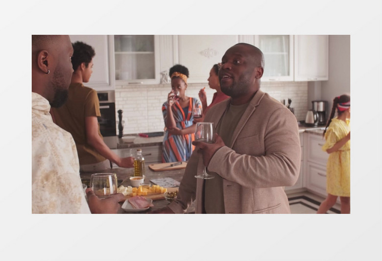 男人在家庭聚会中跟其他人交谈实拍视频素材