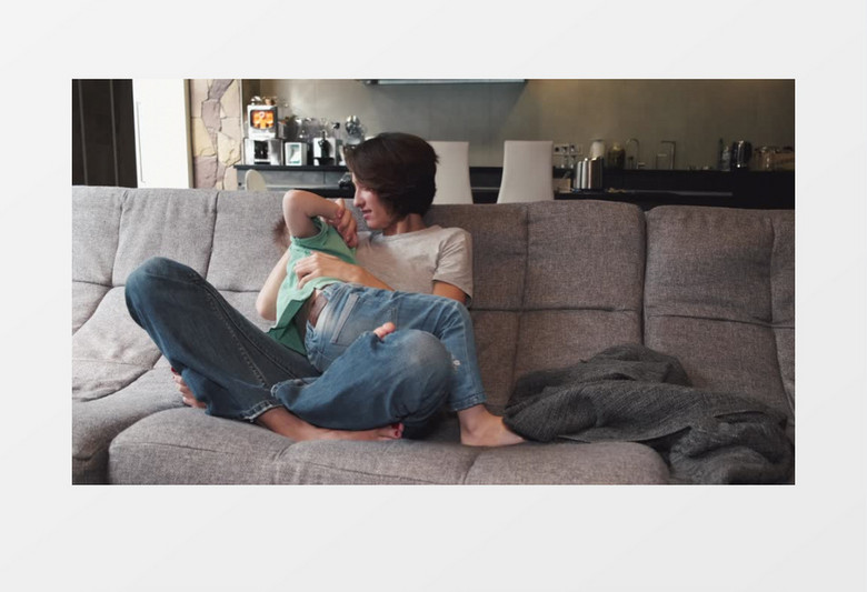 妈妈在哄哭闹的孩子实拍视频素材