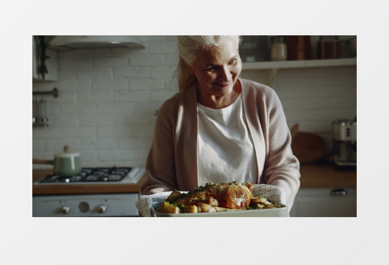 奶奶端起美食放在餐桌上一家人享用实拍视频素材