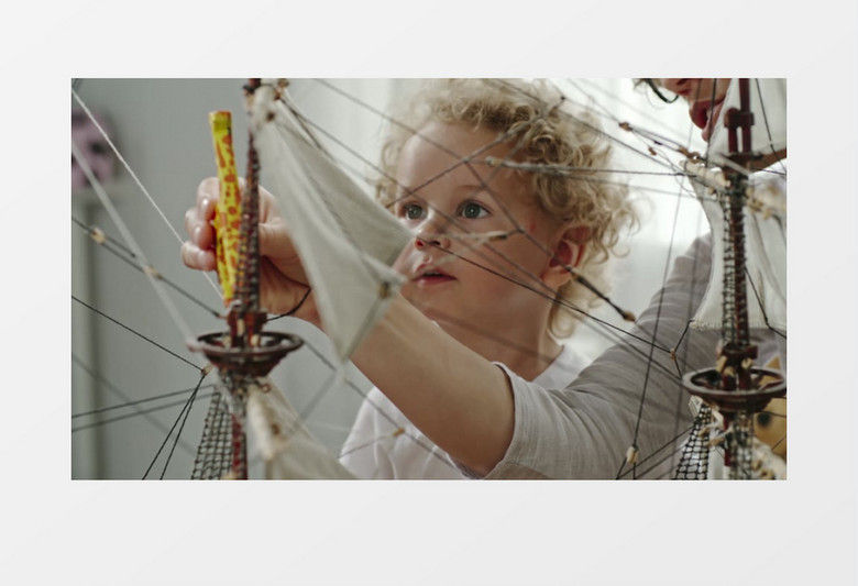 妈妈陪着宝宝在玩游戏实拍视频素材