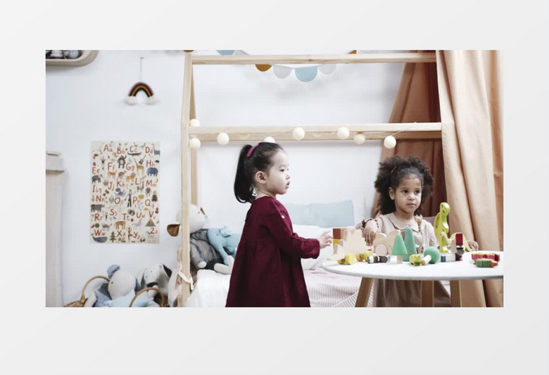 两个小女孩在矮桌旁边玩玩具实拍视频素材
