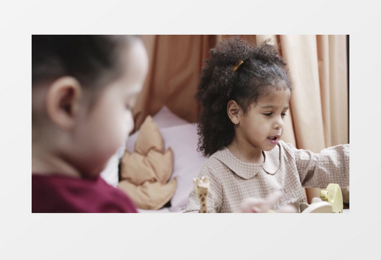 两个小女孩在玩木质玩具实拍视频素材