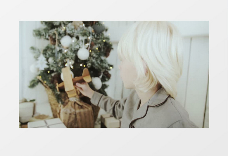 白发男孩拿着木质小飞机玩耍实拍视频素材