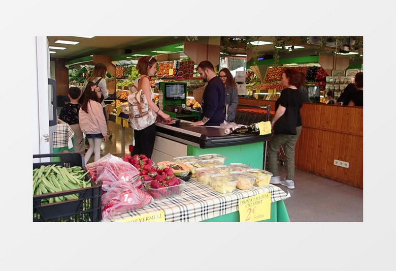 人们在蔬果店选购蔬果实拍视频素材