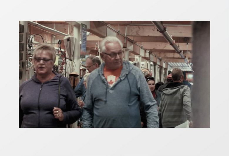 人们在逛商店选购物品实拍视频素材