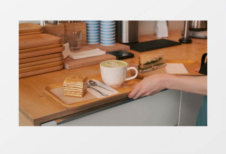 用手端走托盘上的面包和咖啡实拍视频素材
