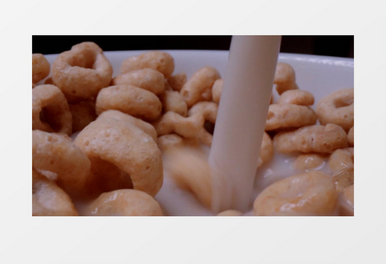 往装满饼干的碗里倒入牛奶实拍视频素材