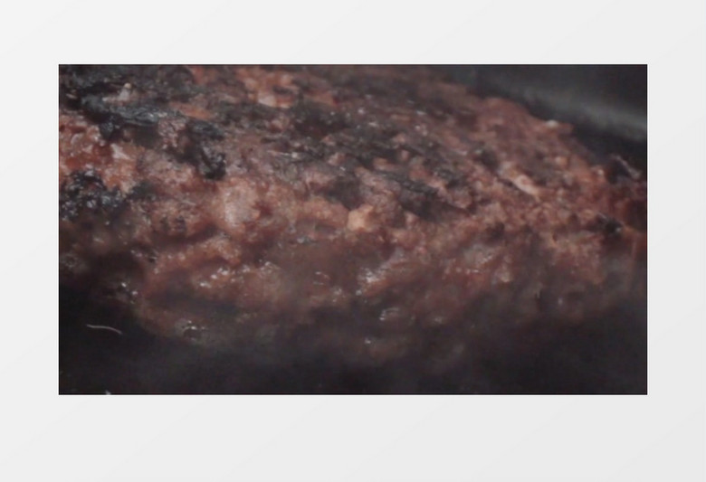 牛排在煎锅中滋滋冒油实拍视频素材