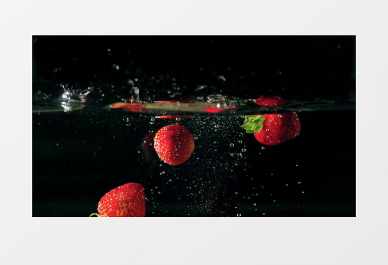 草莓入水的瞬间慢镜头实拍视频素材