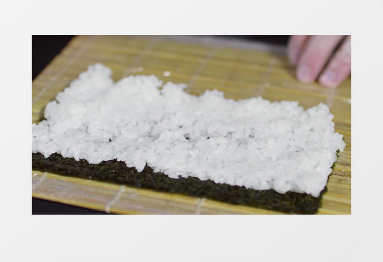 开始铺上大米制作寿司实拍视频素材