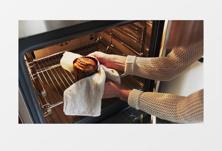 从烤箱拿出刚烤好的面包实拍视频素材