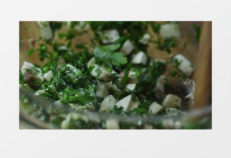 厨师用木勺搅拌菜肴实拍视频素材